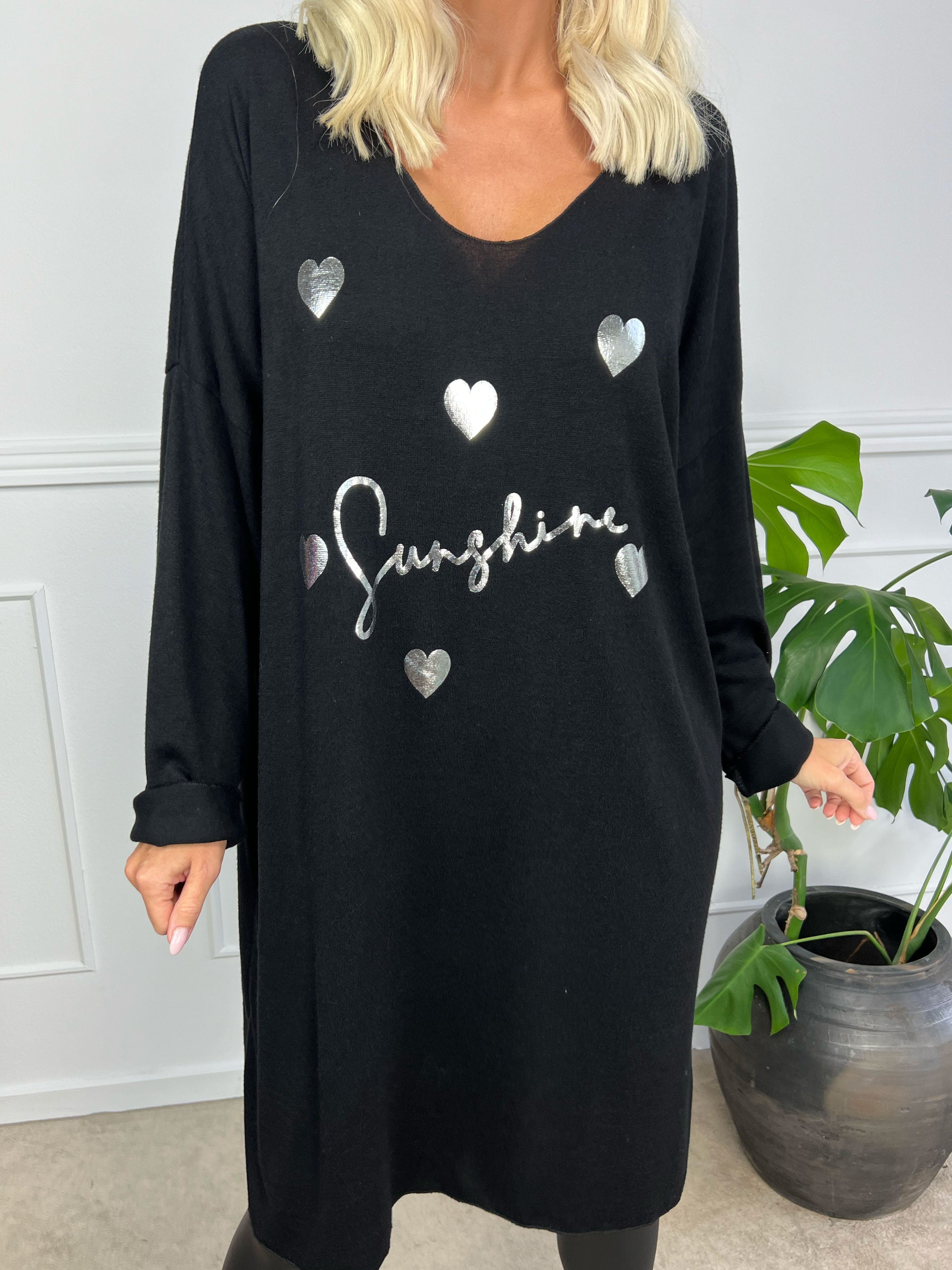 Lucia - Mjuk stickad klänning i viskos med tryck av silverhjärtan och text